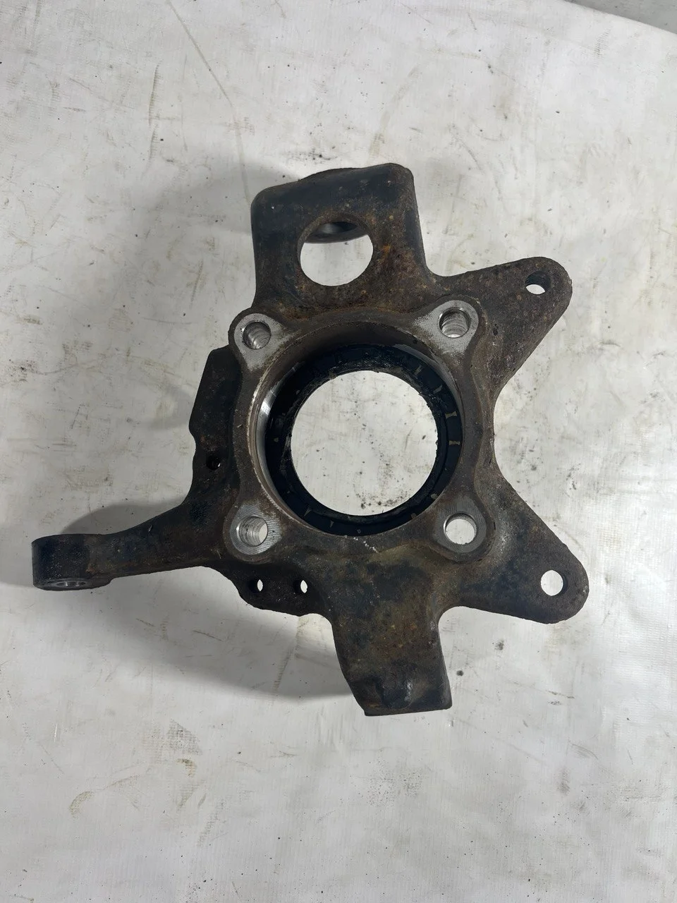Кулак поворотный правый V98W MITSUBISHI PAJERO IV / MONTERO IV V8 / V9 2006-2011, PAJERO IV / MONTERO IV V8 / V9 2011-2014