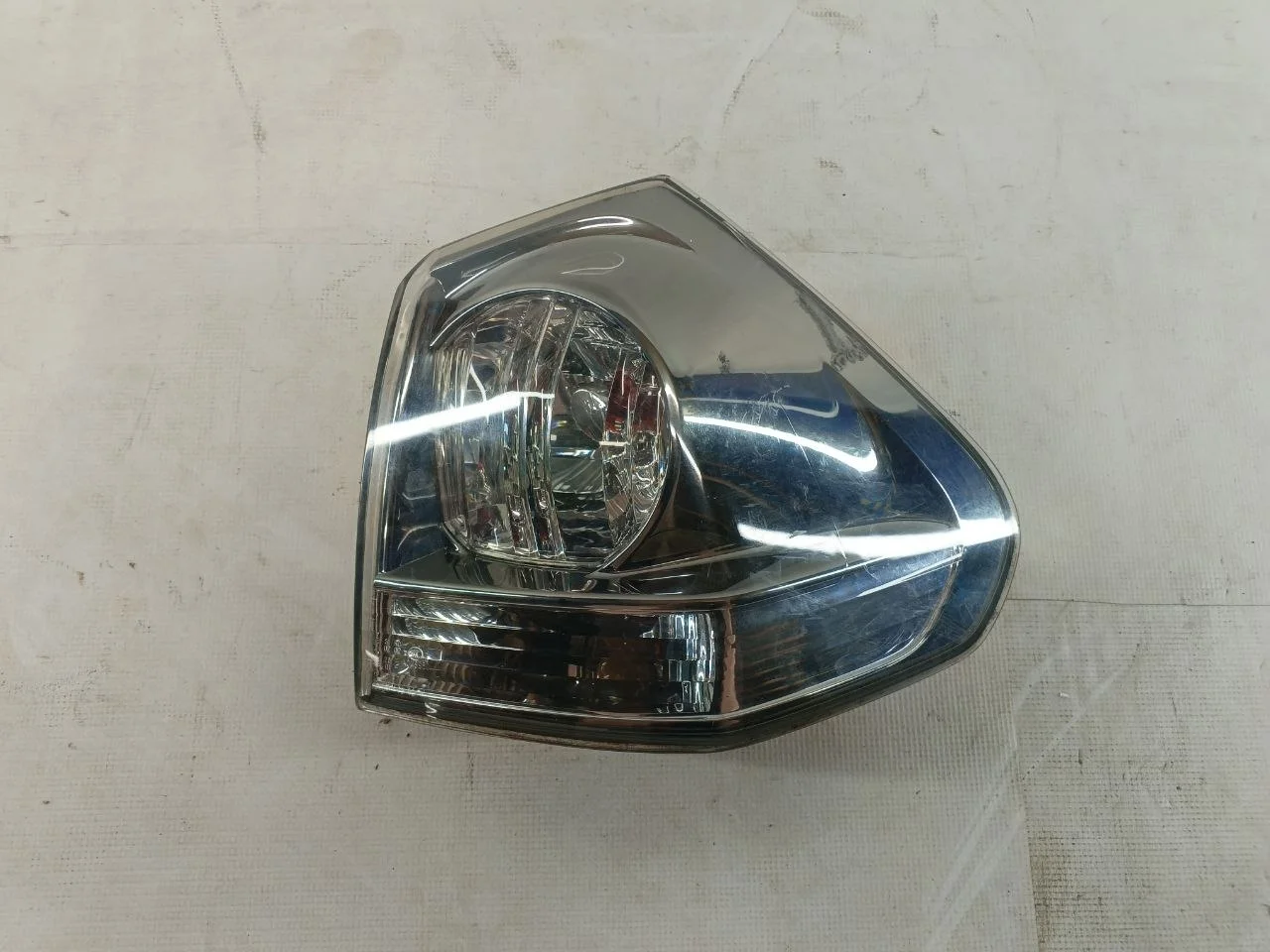 Фонарь задний правый внешний (дефект хрома) GSU35 TOYOTA HARRIER XU30 2003-2013, LEXUS RX II 300/330/350/400H XU30 2003-2006