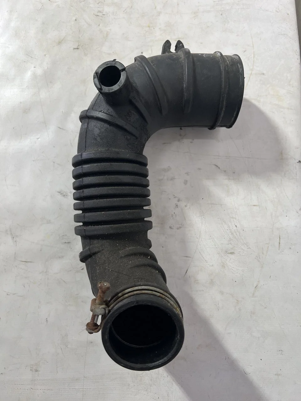 Патрубок корпуса воздушного фильтра V98W MITSUBISHI PAJERO IV / MONTERO IV V8 / V9 2006-2011, PAJERO IV / MONTERO IV V8 / V9 2011-2014