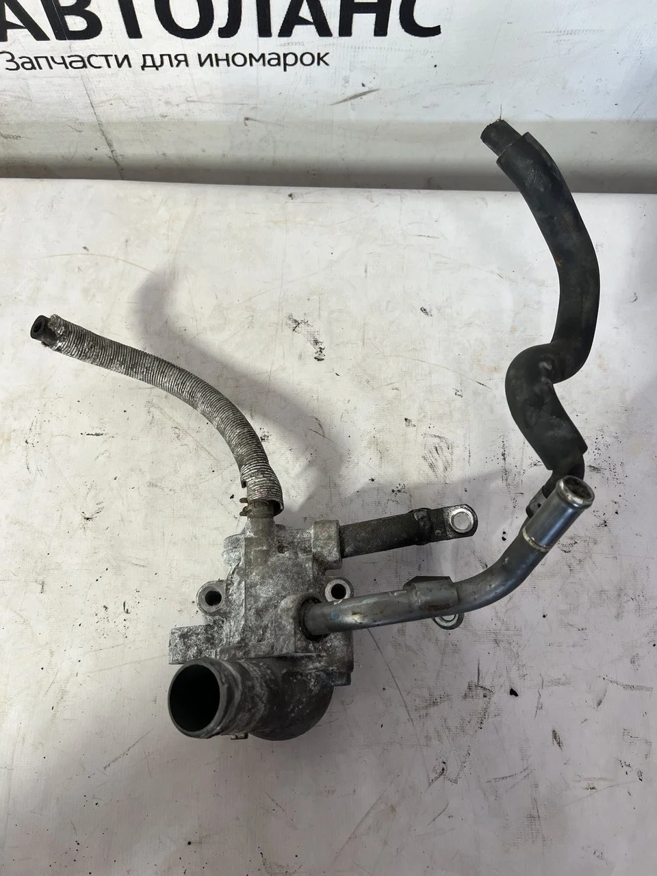 Корпус термостата V98W MITSUBISHI PAJERO IV / MONTERO IV V8 / V9 2006-2011, PAJERO IV / MONTERO IV V8 / V9 2011-2014