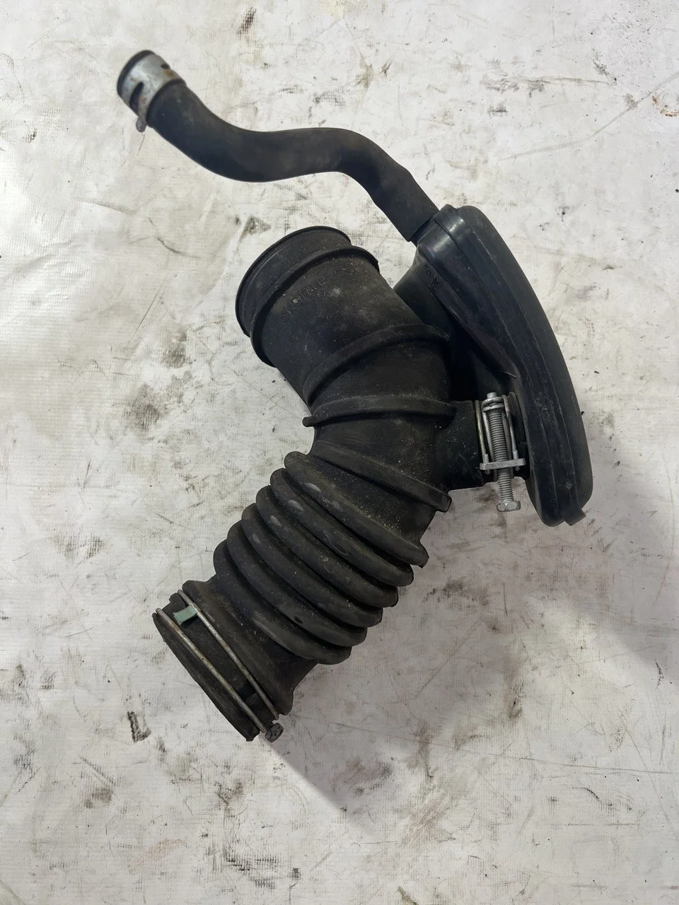 Патрубок корпуса воздушного фильтра CW5W MITSUBISHI OUTLANDER XL CW 2007-2010, OUTLANDER XL CW 2010-2012, CITROEN C-CROSSER EP 2008-