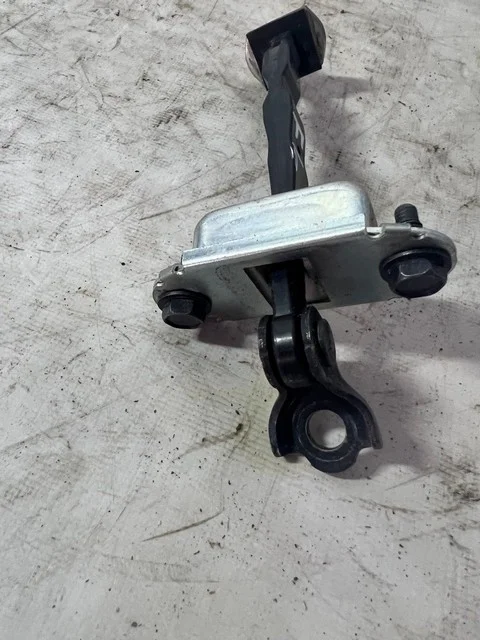Ограничитель фиксатор двери передней левой=правой PNZ51 NISSAN MURANO Z51 2008-2010, MURANO Z51 2010-2016