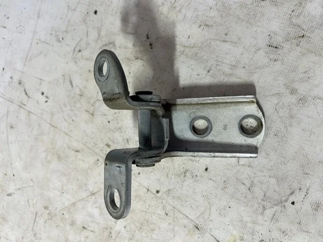 Петля двери задней левой нижняя AZT251 TOYOTA RAV4 XA30 2006-2008, RAV4 XA30 2008-2010, RAV4 XA30 2010-2012, AVENSIS T250 2006-2008