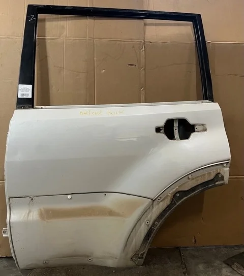 Дверь задняя левая (потертость) V93W MITSUBISHI PAJERO IV / MONTERO IV V8 / V9 2006-2011, PAJERO IV / MONTERO IV V8 / V9 2011-2014