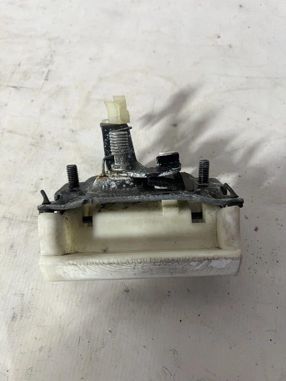Ручка открывания крышки багажника V98W MITSUBISHI PAJERO II / MONTERO II V1 / V2 / V3 / V4 1991-1996, PAJERO III / MONTERO III V6 / V7 2000-2002