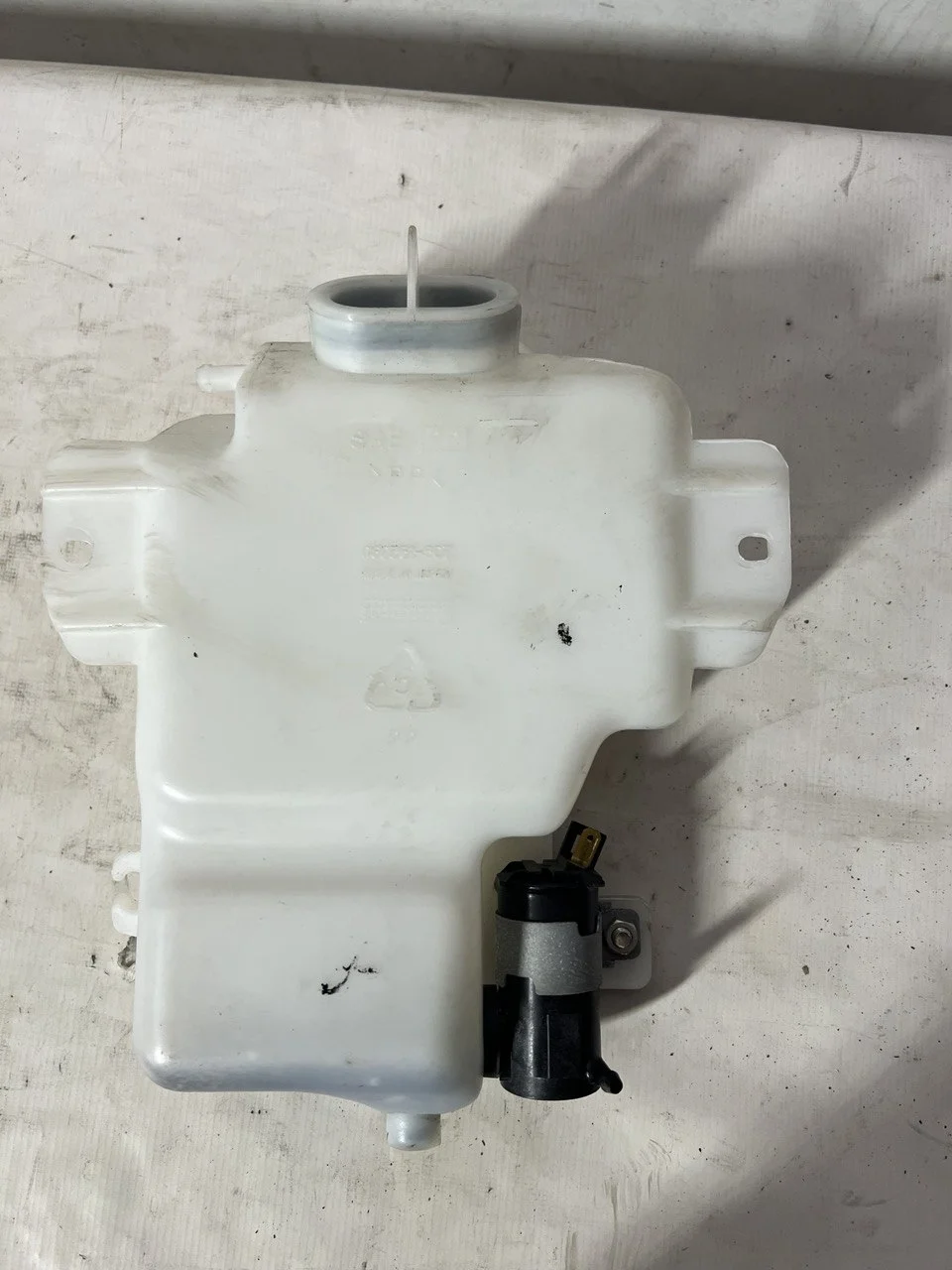 Бачок омывателя заднего стекла V98W MITSUBISHI PAJERO II / MONTERO II V1 / V2 / V3 / V4 1991-1996, PAJERO III / MONTERO III V6 / V7 2000-2002
