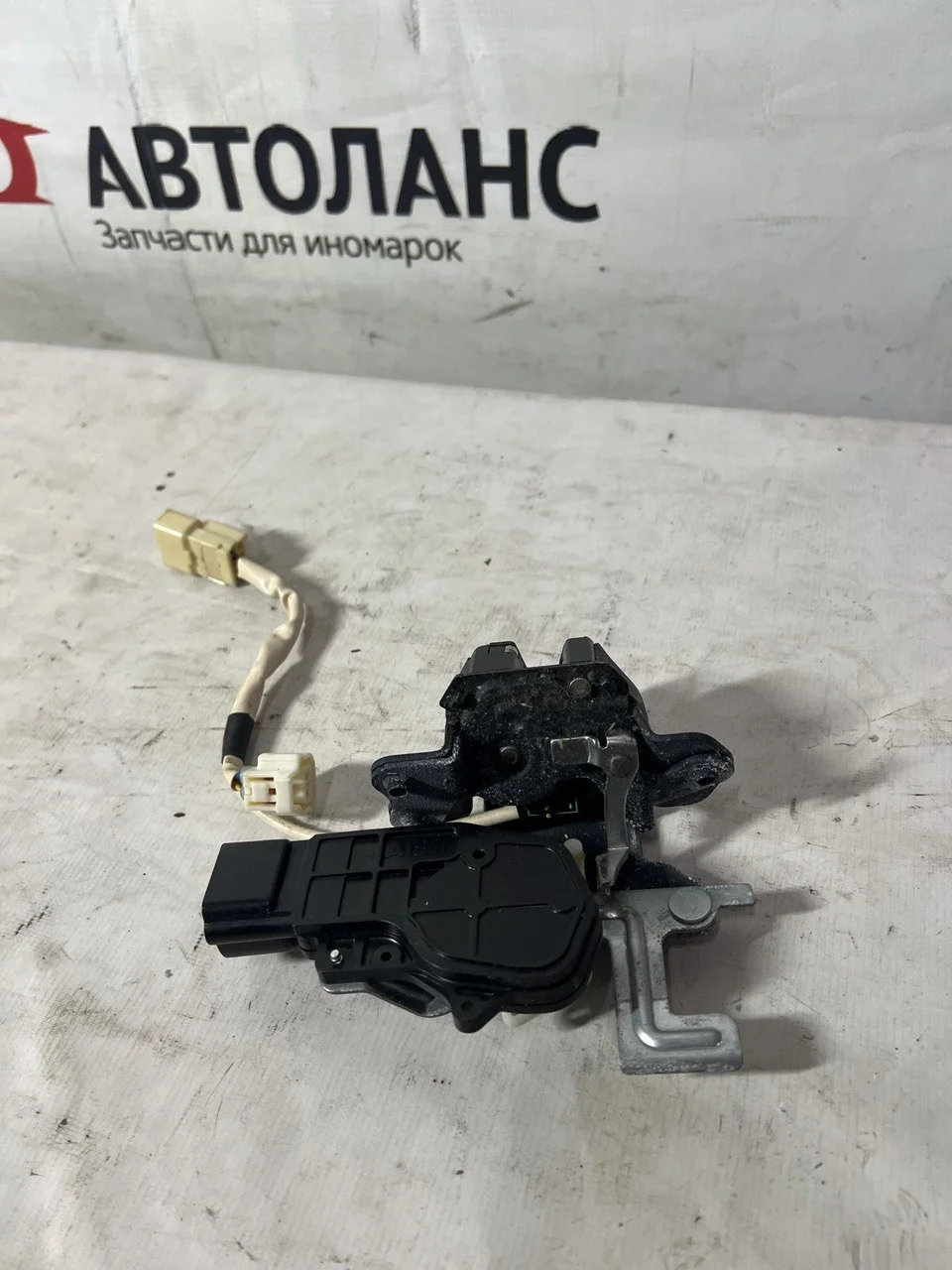 Замок крышки багажника GSU35 TOYOTA HARRIER XU30 2003-2013, LEXUS RX II 300/330/350/400H XU30 2006-2009