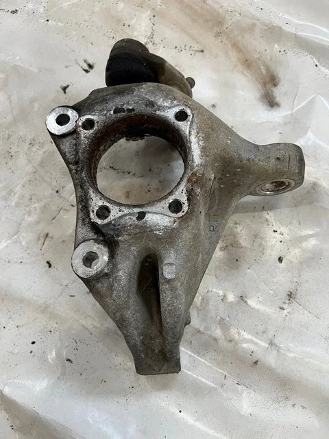 Кулак поворотный правый NHW20 TOYOTA PRIUS XW20 2003-2005, PRIUS XW20 2005-2009, PRIUS XW20 2009-2011