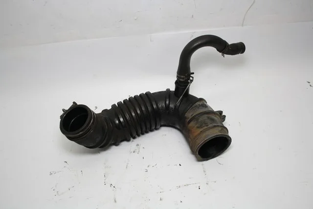 Патрубок корпуса воздушного фильтра V98W MITSUBISHI PAJERO IV / MONTERO IV V8 / V9 2006-2011, PAJERO IV / MONTERO IV V8 / V9 2011-2014
