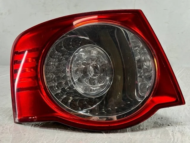 Фонарь задний левый внешний 1K2 VOLKSWAGEN JETTA V 1K2 / 1K5 2005-2011