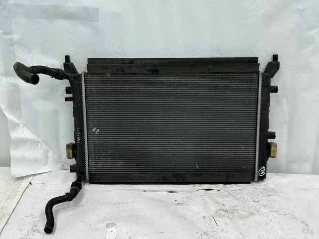 Радиатор охлаждения двигателя VOLKSWAGEN TOURAN II 1T3 2010-2015, JETTA VI 162 / 163 / AV2 / AV3 2010-2014, PASSAT B7 2011-2015