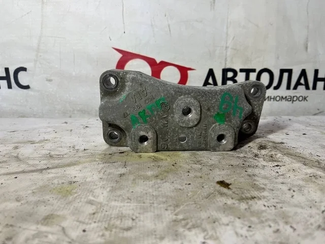 Кронштейн опоры подушки двигателя 1K2 VOLKSWAGEN PASSAT B6 2005-2010, PASSAT CC 357 2008-2012, JETTA V 1K2 / 1K5 2005-2011, GOLF V 1K1 / 1K5 2003-2009