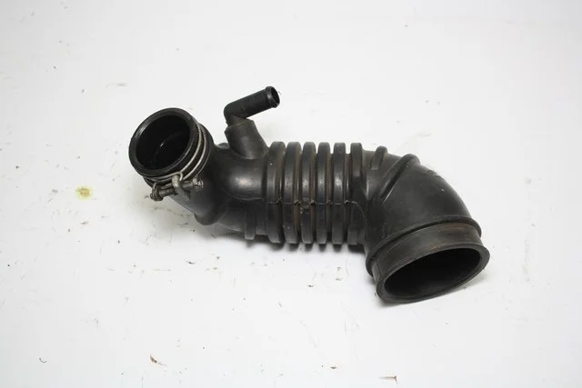 Патрубок корпуса воздушного фильтра KB4T MITSUBISHI PAJERO SPORT II KH 2008-2013, PAJERO SPORT II KH 2013-2015, L200 KB4T 2006-2010