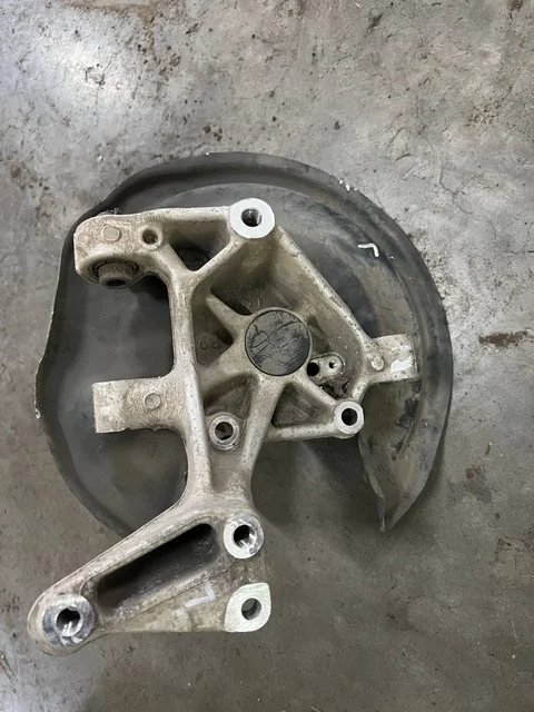 Кулак задний левый AUDI TT 8J 2006-2015, VOLKSWAGEN PASSAT B7 2011-2015, PASSAT CC 357 2008-2012, SHARAN II 7N1 2010-2020, SCIROCCO III 2008-2014