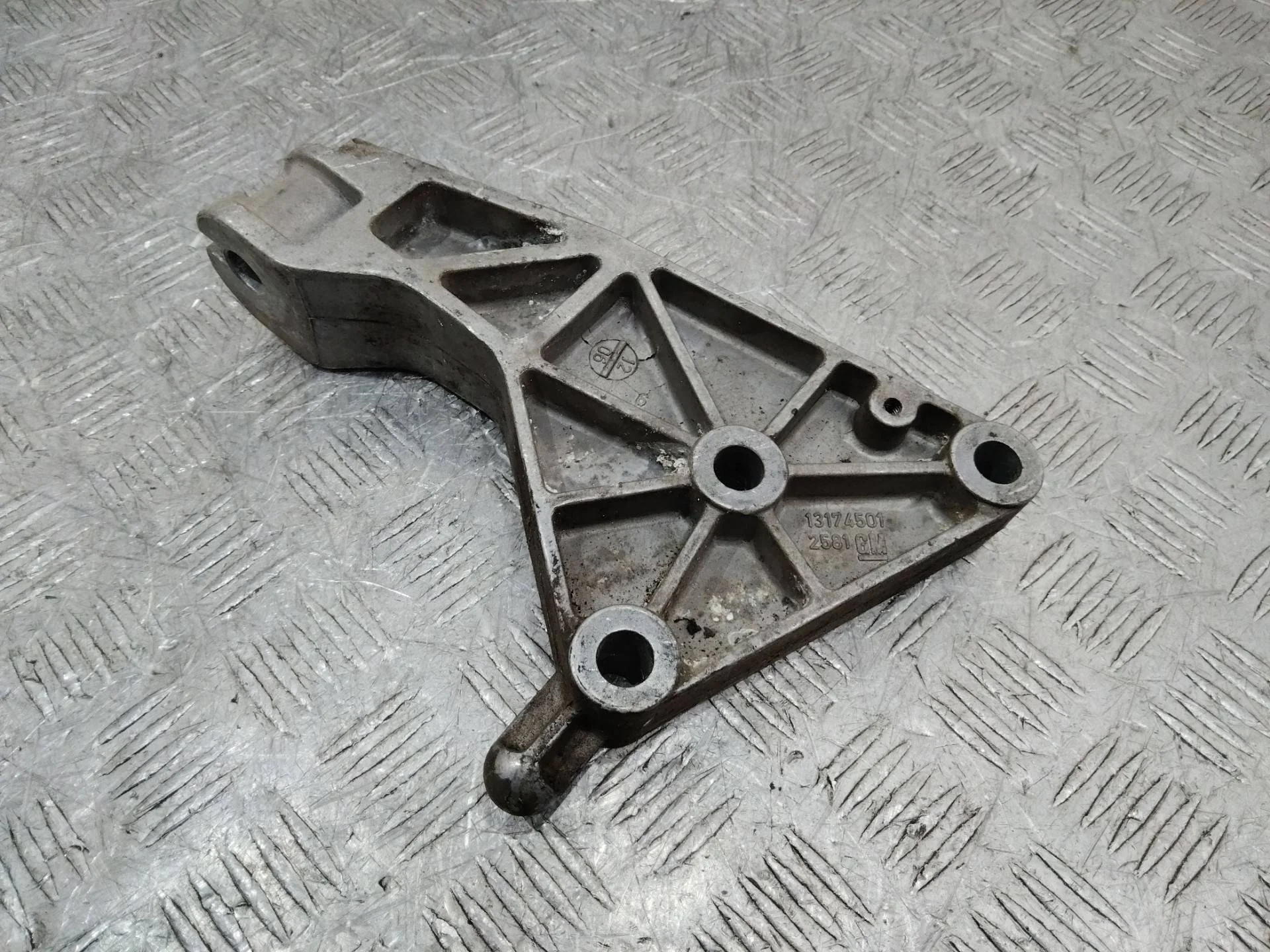 кронштейн (крепление) Opel Zafira 2 поколение (B)