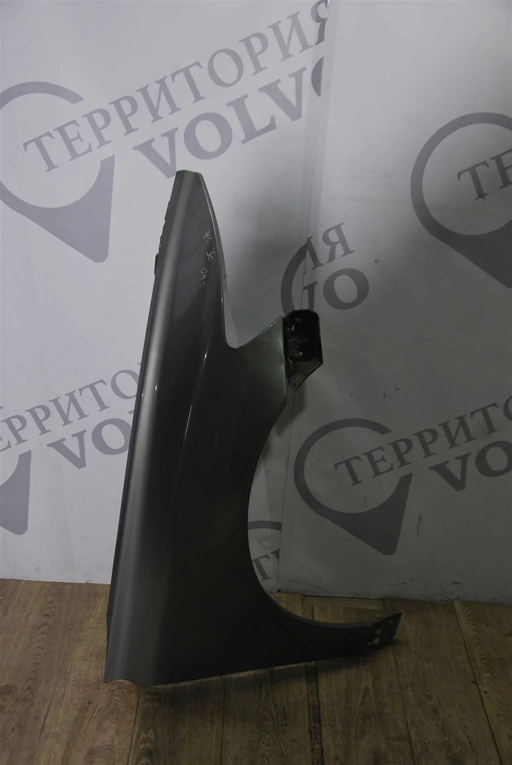 Крыло переднее правое