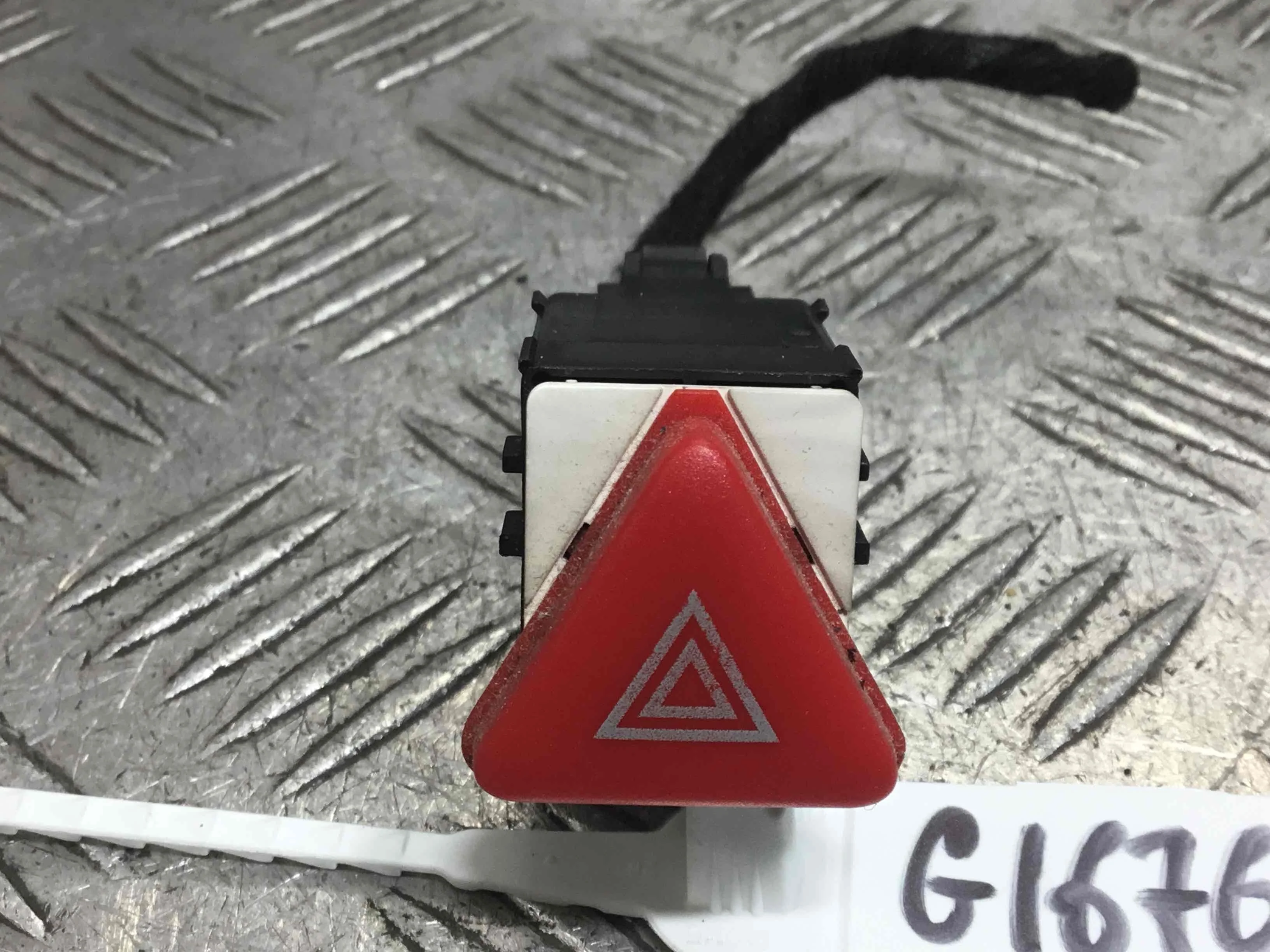 Кнопка аварийной сигнализации Skoda Fabia 1 поколение (1999-2004) бензин 1.4 i Механика Универсал