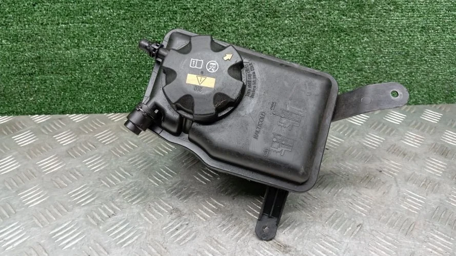 бачок расширительный Bmw N52B25,N52B30,N52B25A,N52B30A,226S1,N62B44A,N52B30AE E60,E63 Bmw 5-Series,6-Series N52B25,N52B30,N52B25A,N52B30A,226S1,N62B44A,N52B30AE E60,E63 17137521189,17137542986,17137519219
