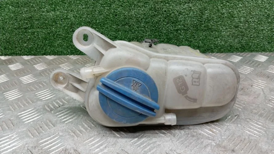 бачок расширительный Audi CCWA 8RB Audi Q5 CCWA 8RB 8K0121405E,8K0121405M
