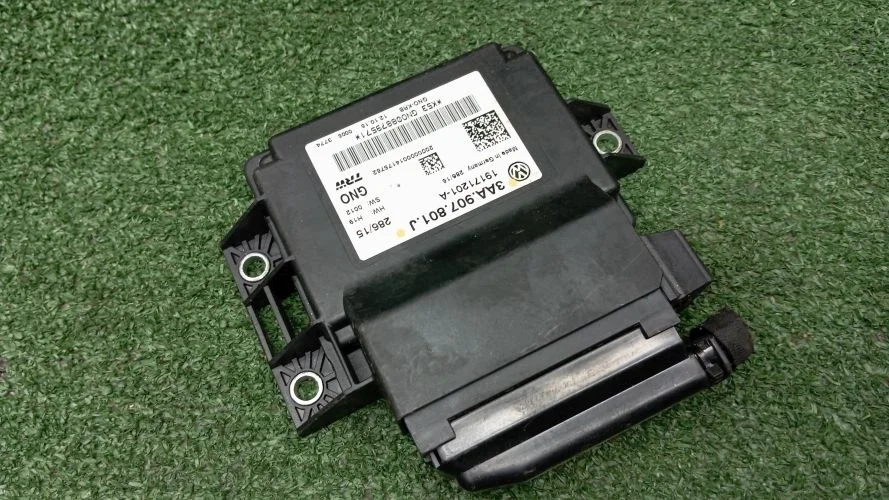 блок управления парковочным тормозом Volkswagen CUWA 358,B6 Volkswagen Passat Cc CUWA 358,B6 3AA907801J