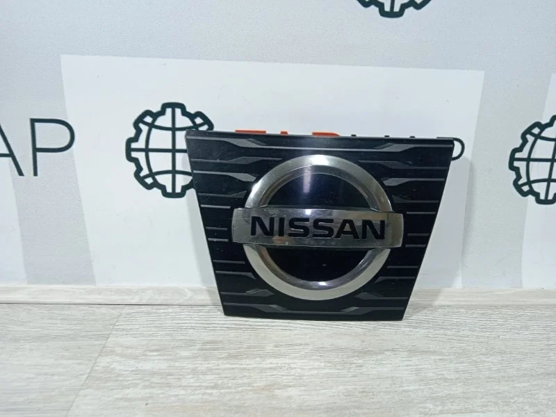 Эмблема решетки радиатора Nissan X-Trail T32