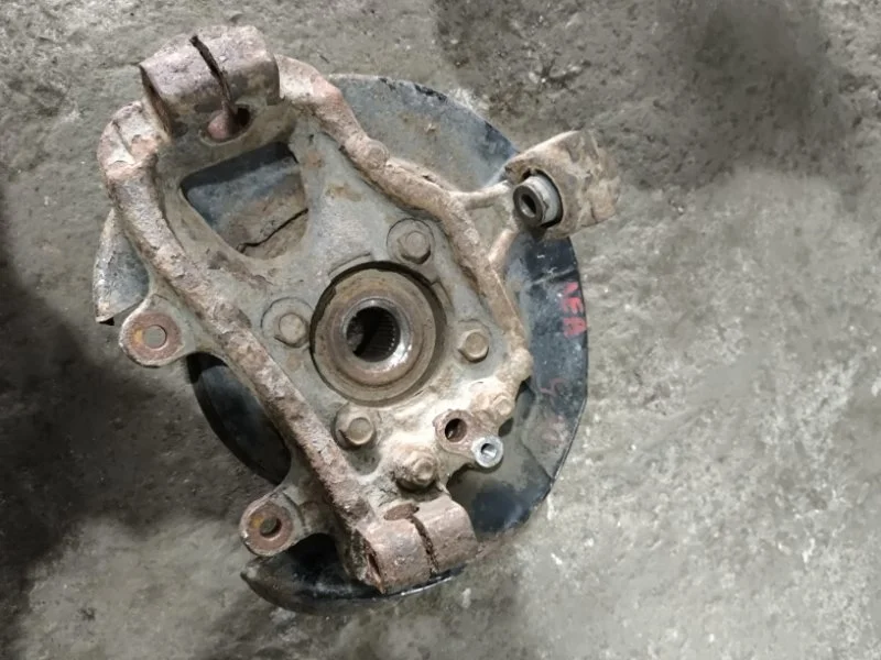 Кулак задний левый Nissan Pathfinder (R51M) 2004-2013 Внедорожник