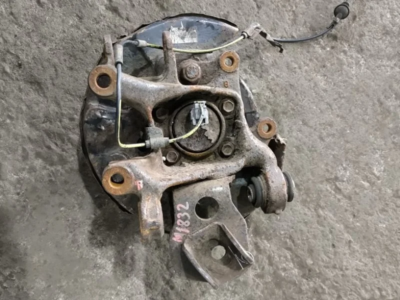 Кулак задний правый Toyota Rav 4 (XA30) (2005-2014) 2009