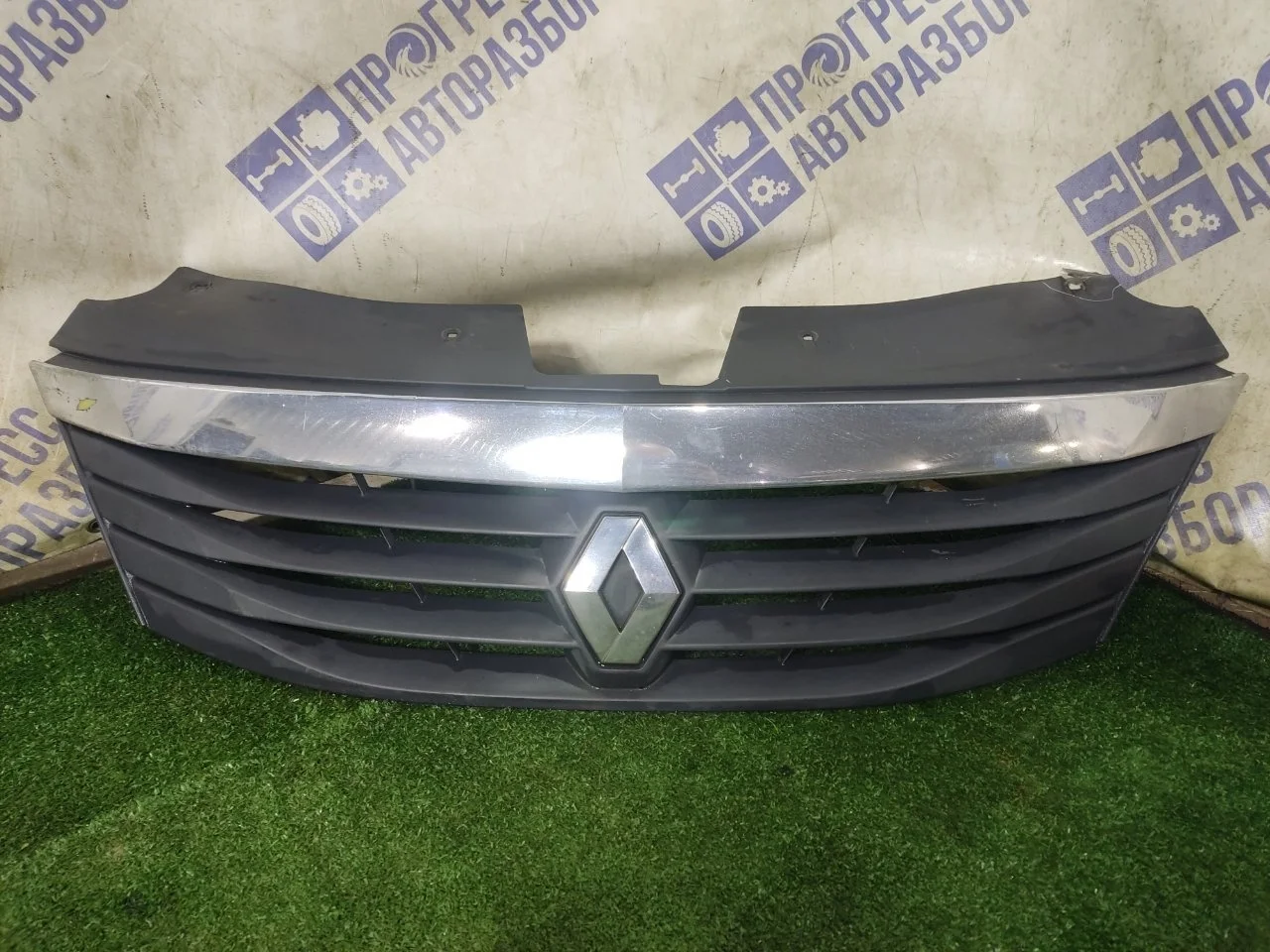 Решетка радиатора Renault Logan 2010 8200752748 СЕДАН 1.6 K4MF710