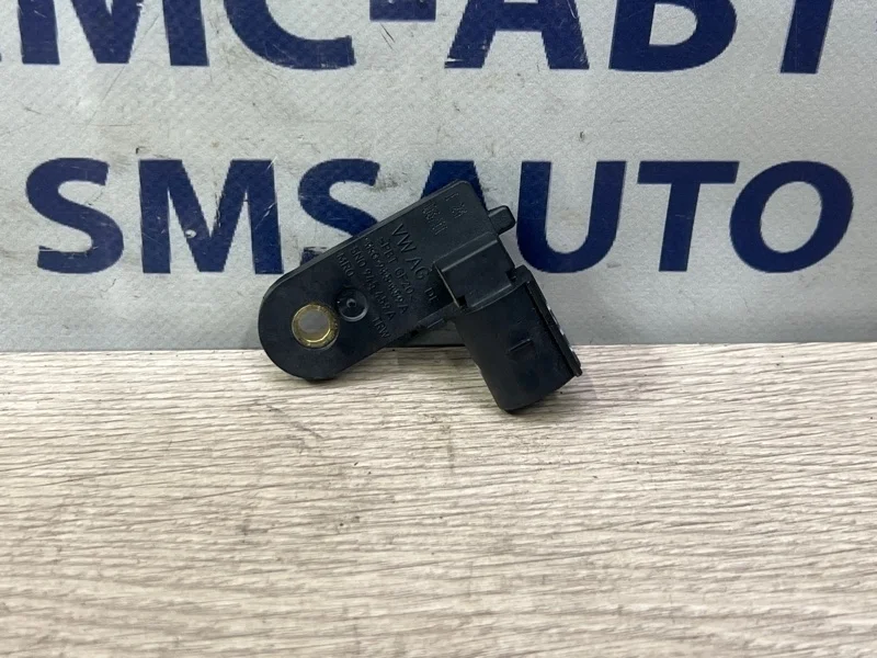 Датчик включения стопсигнала Volkswagen Touareg 5G0698459 NF 3.0TD