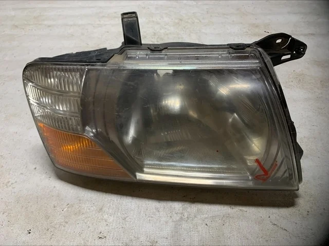 Фара правая (дефект трещина) V78W MITSUBISHI PAJERO III / MONTERO III V6 / V7 2000-2002