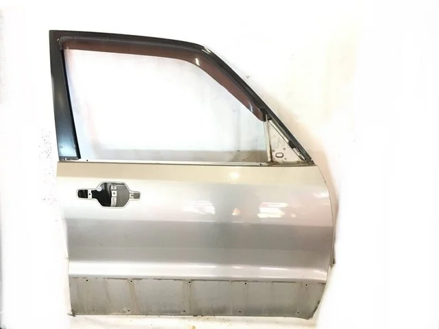 Дверь передняя правая (небольшая коррозия) V75W MITSUBISHI PAJERO III / MONTERO III V6 / V7 2000-2002, PAJERO III / MONTERO III V6 / V7 2003-2006