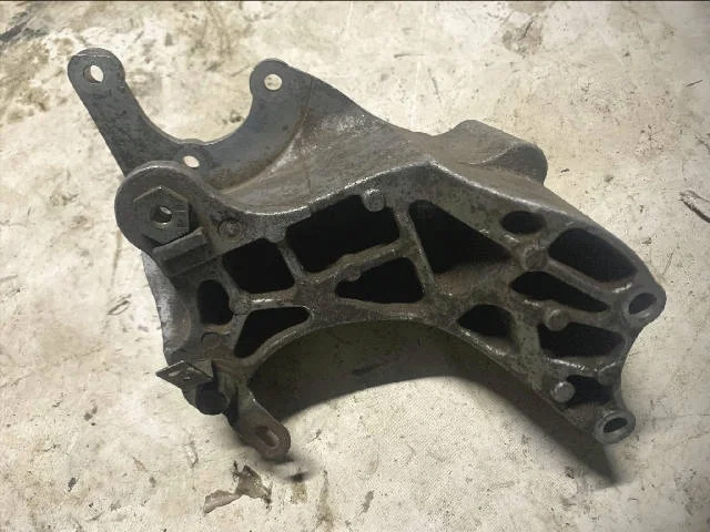 Кронштейн насоса ГУР MITSUBISHI OUTLANDER XL CW 2007-2010, OUTLANDER XL CW 2010-2012, LANCER X CY 2007-2010, CITROEN C-CROSSER EP 2008-