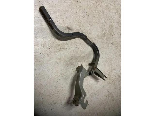 Петля крышки багажника левая MITSUBISHI CARISMA DA 1995-1998
