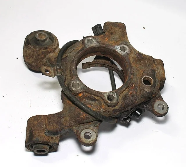 Кулак задний левый MITSUBISHI PAJERO III / MONTERO III V6 / V7 2000-2002, PAJERO III / MONTERO III V6 / V7 2003-2006