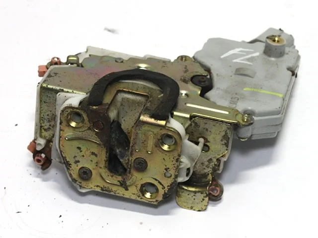 Замок двери передней левой P11 NISSAN PRIMERA II P11 1995-2000, PRIMERA II P11 2000-2002