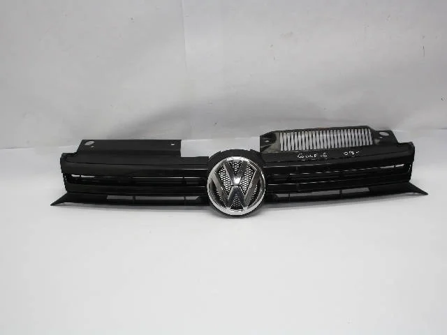 Решетка радиатора (трещины) VOLKSWAGEN GOLF VI 5K1 / AJ5 2009-2013