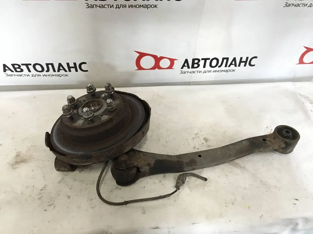 Кулак задний правый V78W MITSUBISHI PAJERO III / MONTERO III V6 / V7 2000-2002, PAJERO III / MONTERO III V6 / V7 2003-2006