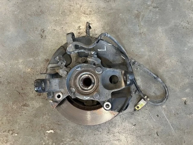 Кулак поворотный левый V75W MITSUBISHI PAJERO III / MONTERO III V6 / V7 2000-2002, PAJERO III / MONTERO III V6 / V7 2003-2006