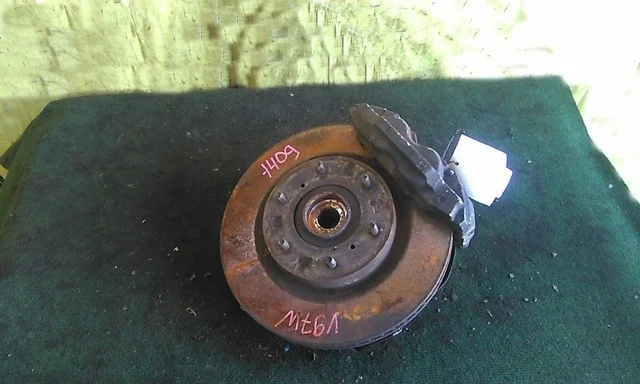 Кулак поворотный левый V97W MITSUBISHI PAJERO IV / MONTERO IV V8 / V9 2006-2011, PAJERO IV / MONTERO IV V8 / V9 2011-2014