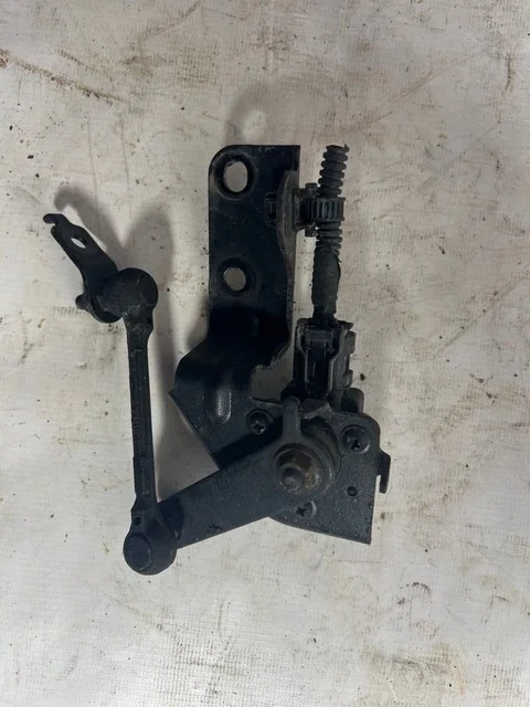 Датчик положения кузова передний V98W MITSUBISHI PAJERO IV / MONTERO IV V8 / V9 2006-2011, PAJERO IV / MONTERO IV V8 / V9 2011-2014