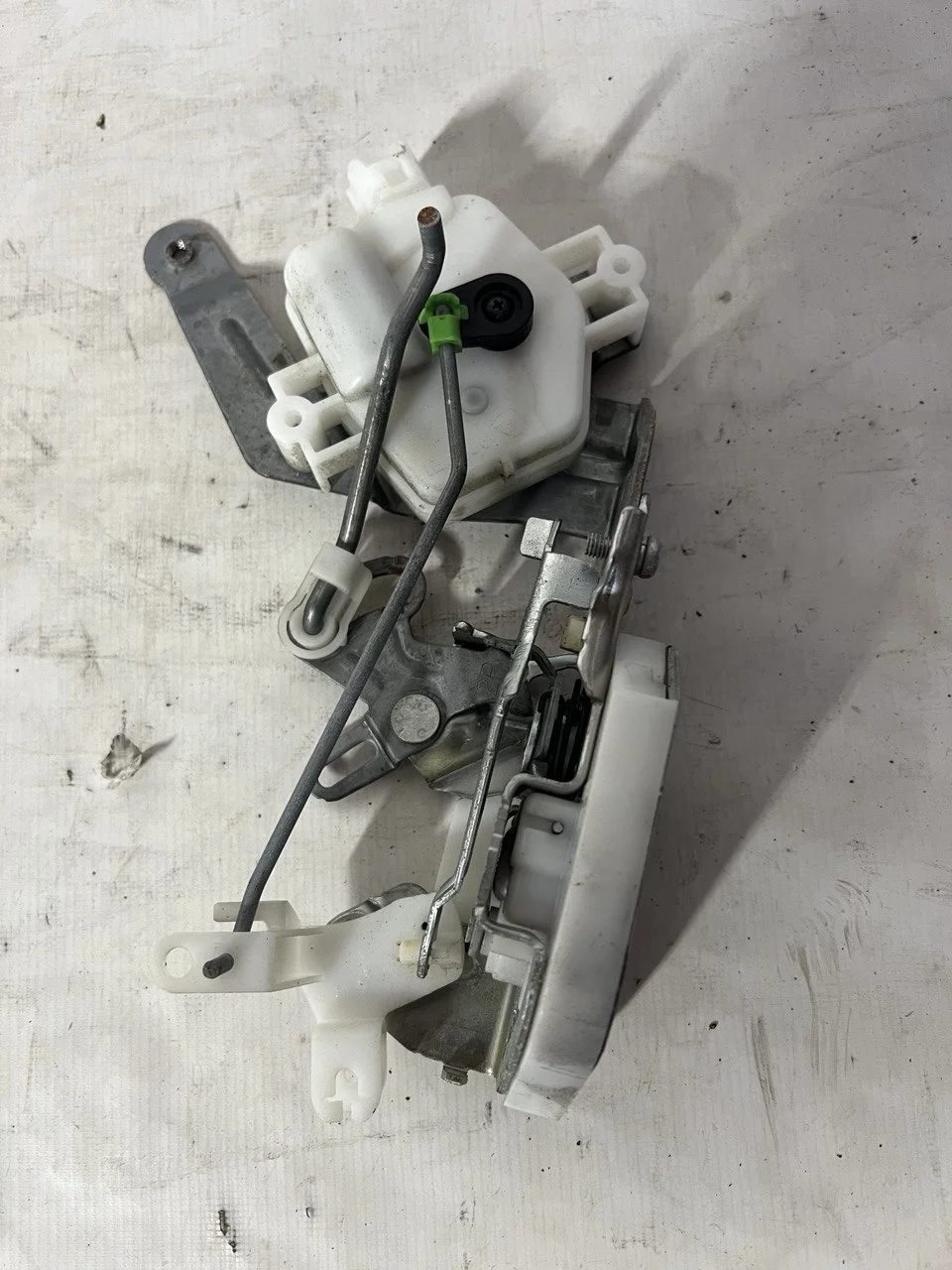 Замок крышки багажника V98W MITSUBISHI PAJERO III / MONTERO III V6 / V7 2000-2002, PAJERO III / MONTERO III V6 / V7 2003-2006