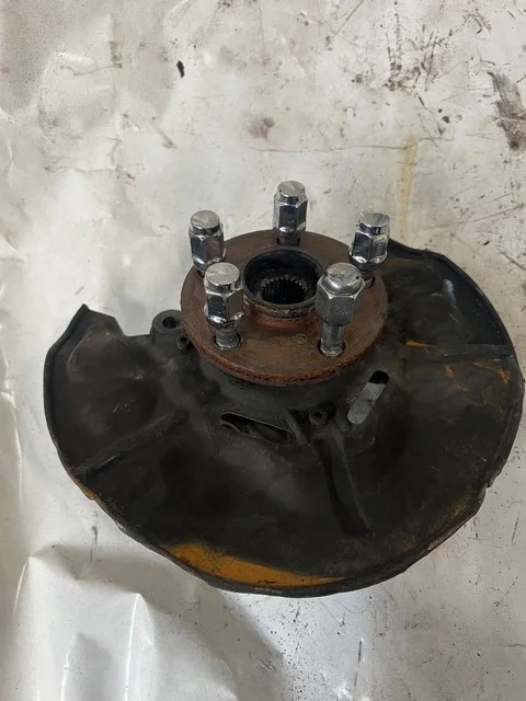 Кулак поворотный левый AZT251 TOYOTA AVENSIS T250 2006-2008, AVENSIS T250 2003-2006