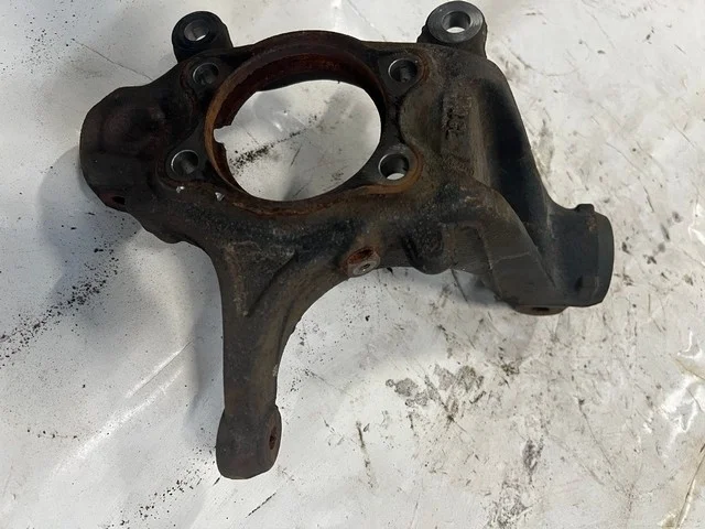 Кулак поворотный левый T32 NISSAN QASHQAI J11 2014-2020, X-TRAIL T32 2014-2019, X-TRAIL T32 2017-2022, ROGUE T32 2014-2017, ROGUE T32 2017-2021
