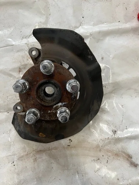 Кулак поворотный левый ANH10 TOYOTA ALPHARD H10 2005-2008, LEXUS ES IV 300 MCV30 2004-2006, TOYOTA ALPHARD H10 2002-2005, ESTIMA R30 / R40 2003-2006
