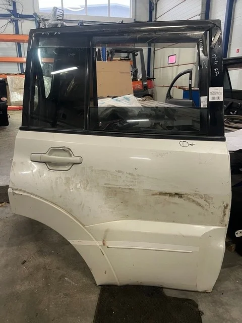 Дверь задняя правая (тычок, дефект ЛКП) V93W MITSUBISHI PAJERO IV / MONTERO IV V8 / V9 2006-2011, PAJERO IV / MONTERO IV V8 / V9 2011-2014