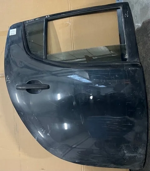 Дверь задняя правая (потерта) KB4T MITSUBISHI L200 KB4T 2006-2010, L200 KB4T 2010-2013, L200 KB4T 2013-2015