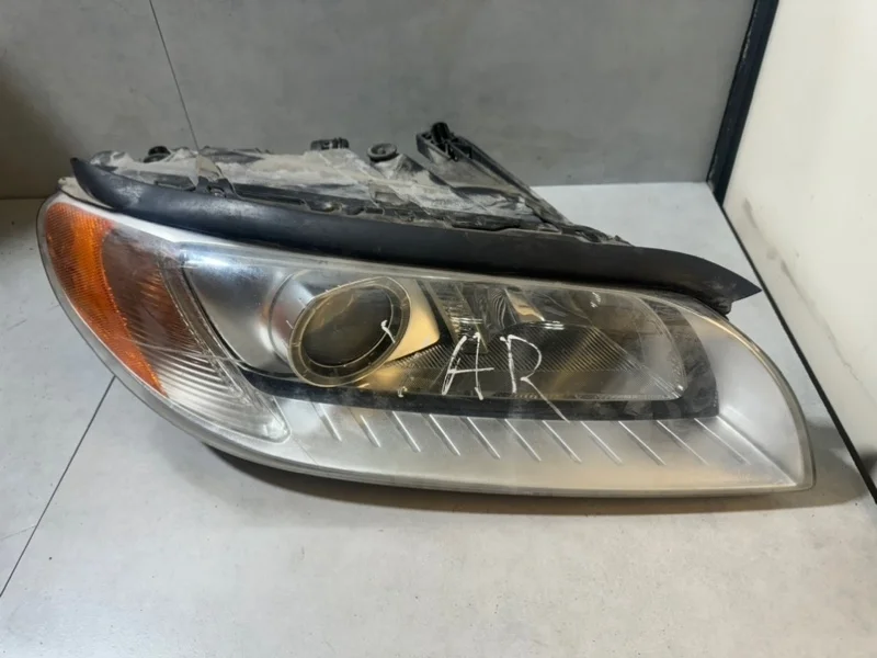 Фара ксеноновая Volvo S80 2010