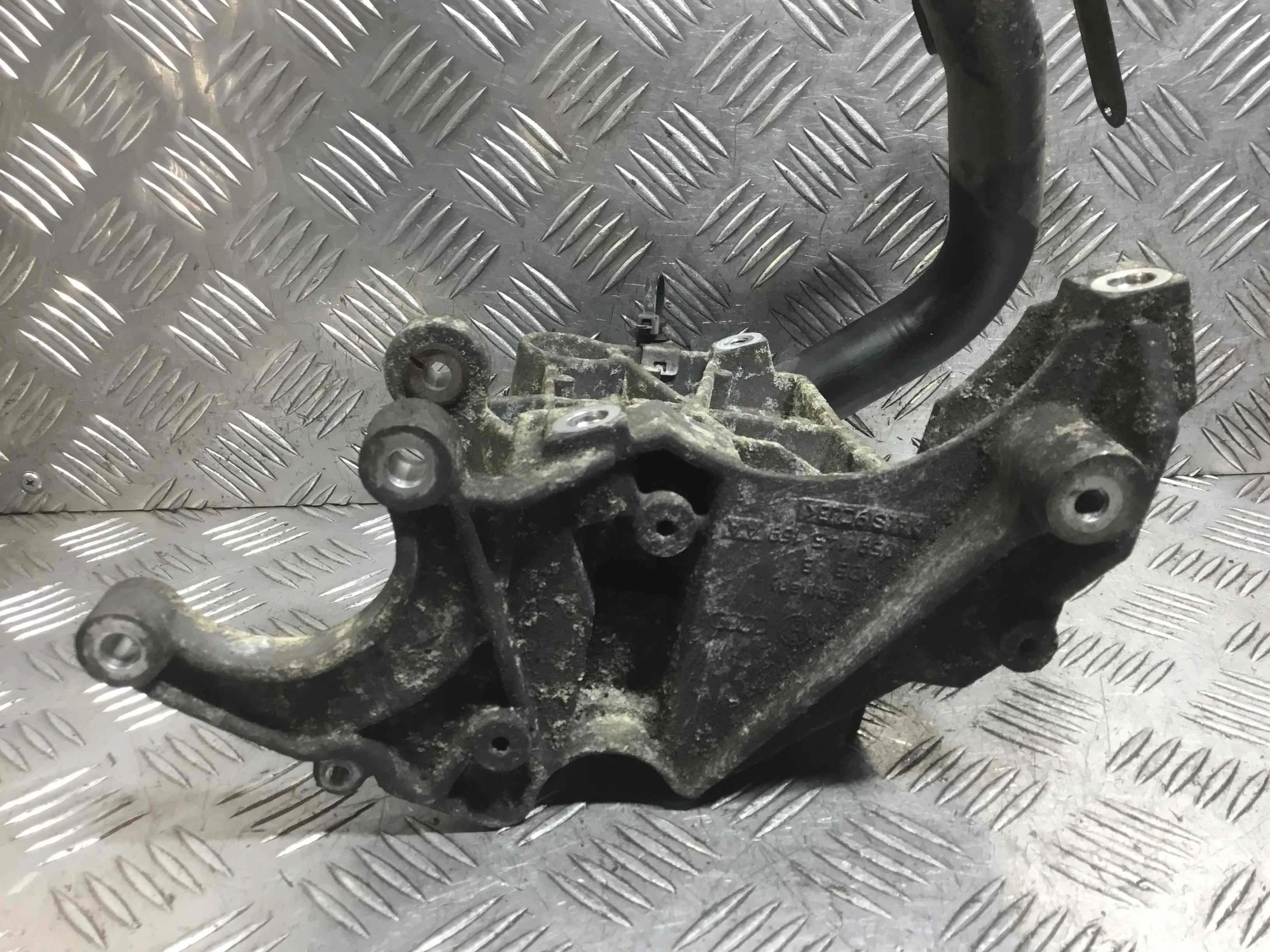 Кронштейн компрессора кондиционера Audi A6 C6/4F (2004-2008) дизель 2.7 TDI Вариатор Седан