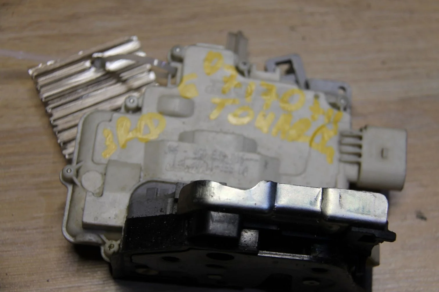 Замок двери задней правой для Volkswagen Touareg 2010-2018