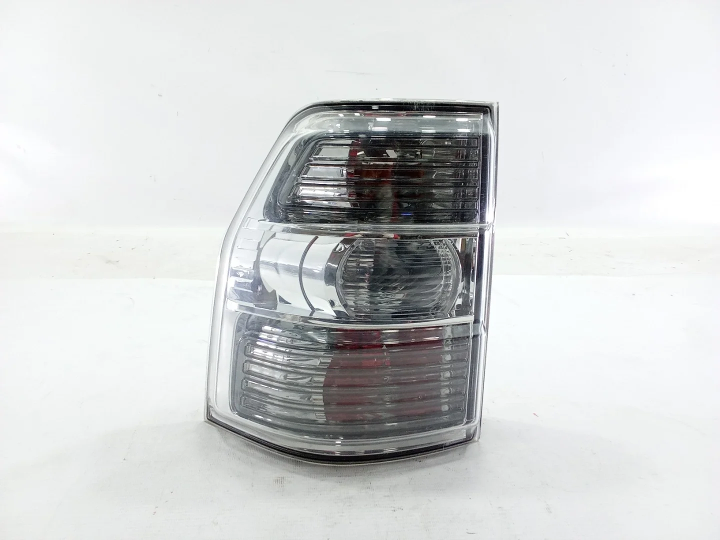 Фонарь Mitsubishi Pajero 2007 V93W